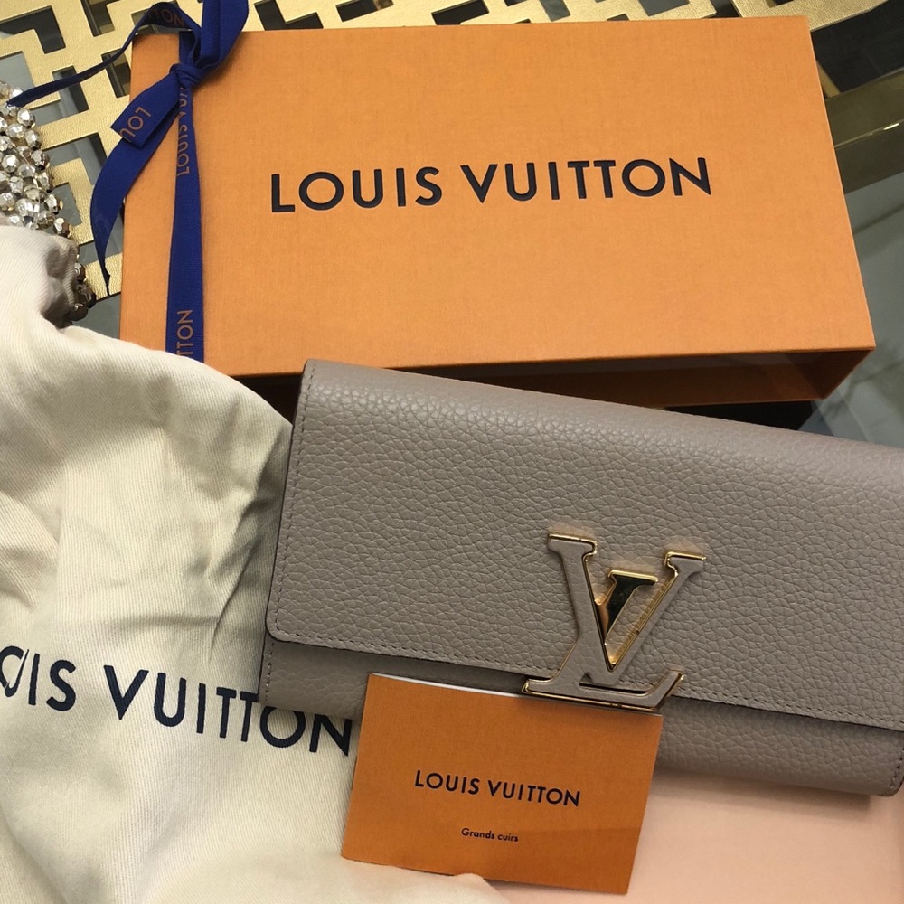 Louis Vuitton Capucines Wallet - Picture 5 of 8
